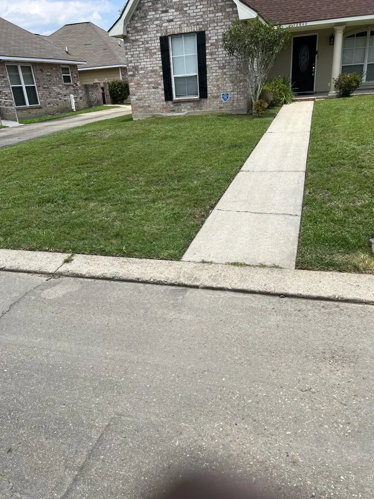 Professional lawn mowing service in Baton Rouge, LA by J.R.’s Lawn and Landscaping
