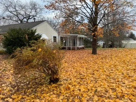 Top-rated lawn care service for residential properties in Toledo, OH by J’s Handyman & Lawn Services