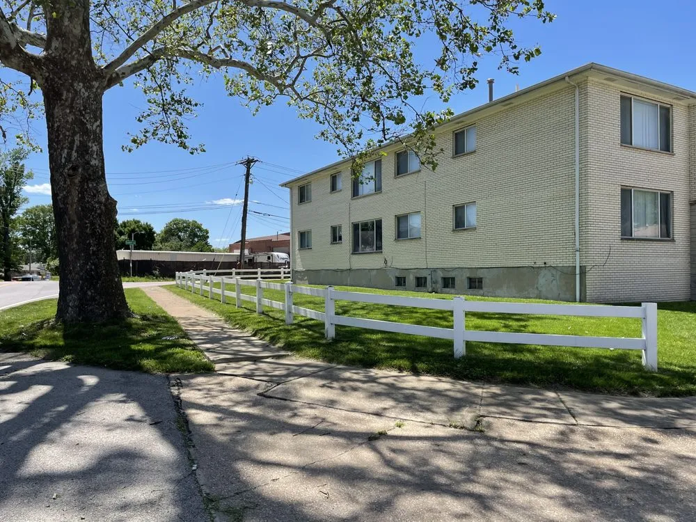 Top-rated residential landscaping experts serving Saint Louis, MO - J's Prestine Lawn Service