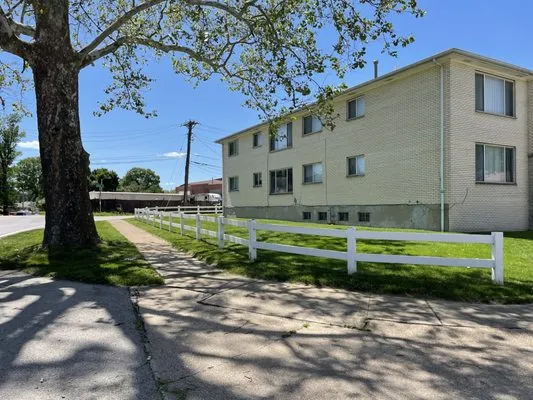 J's Prestine Lawn Service Logo