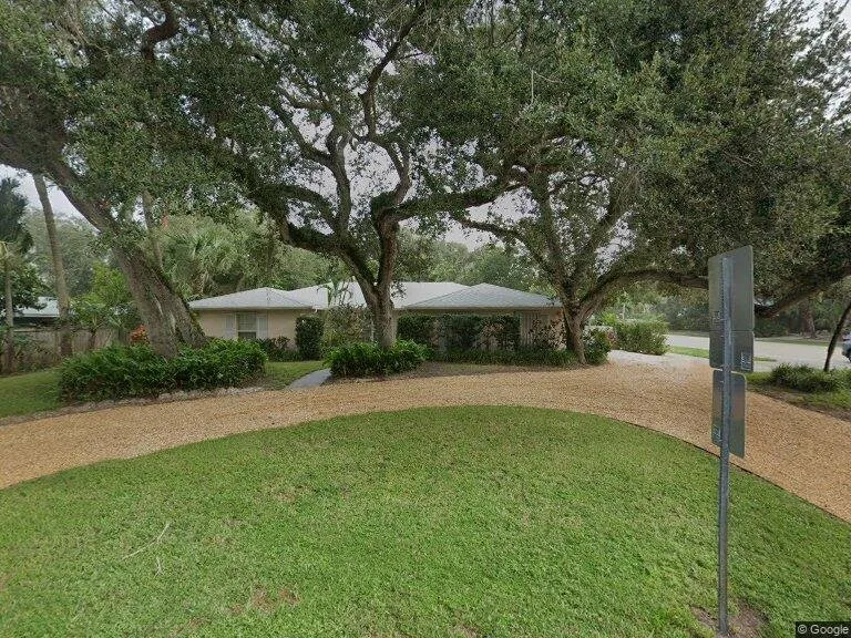 Custom yard cleanup service in Fort Pierce, FL - Juan Moreno Landscaping