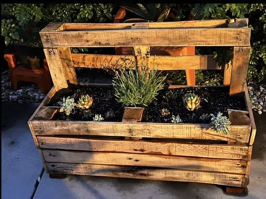 Juan’s Gardening Service Logo