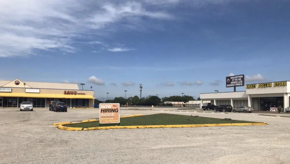 Top-rated residential landscaping with custom design in Pasadena, TX by Juans Lawns and Pressure washing