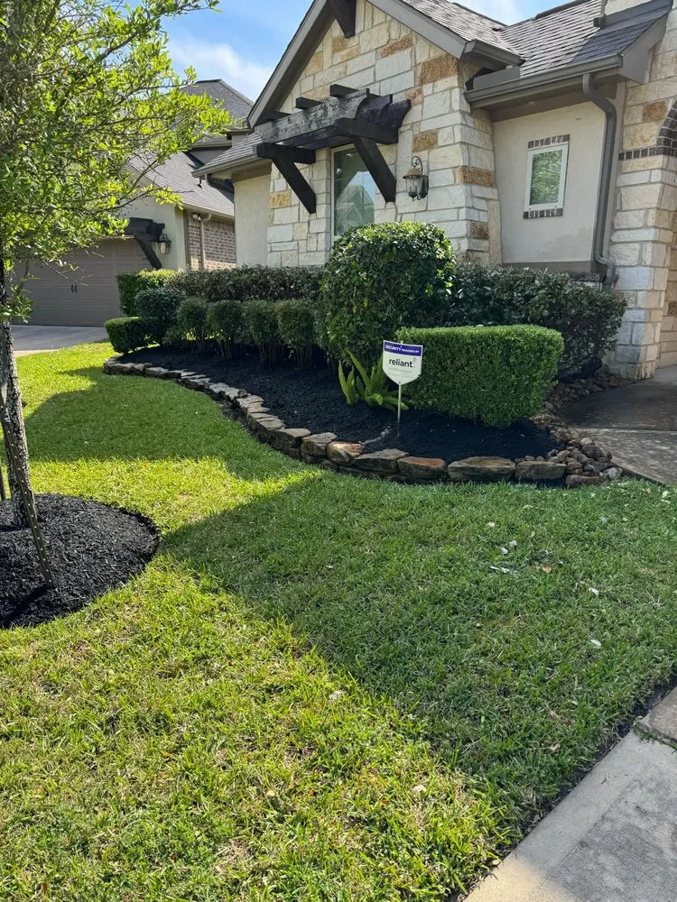 Reliable lawn care service in Houston, TX - Julio’s Landscaping
