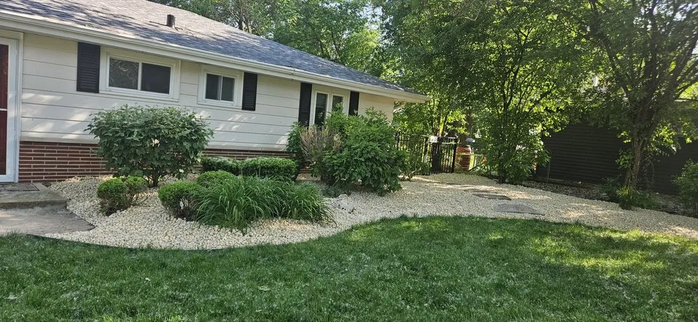 Top-rated yard maintenance in Warrenville, IL by Julio's Services