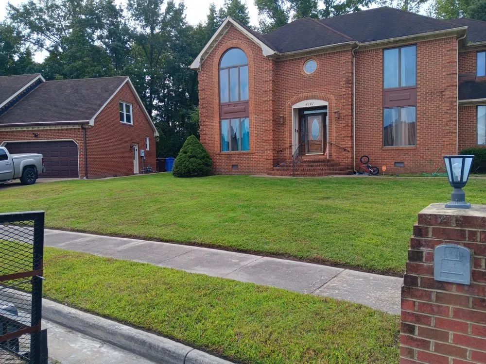 Custom lawn mowing service in Portsmouth, VA - Junie's Lawncare