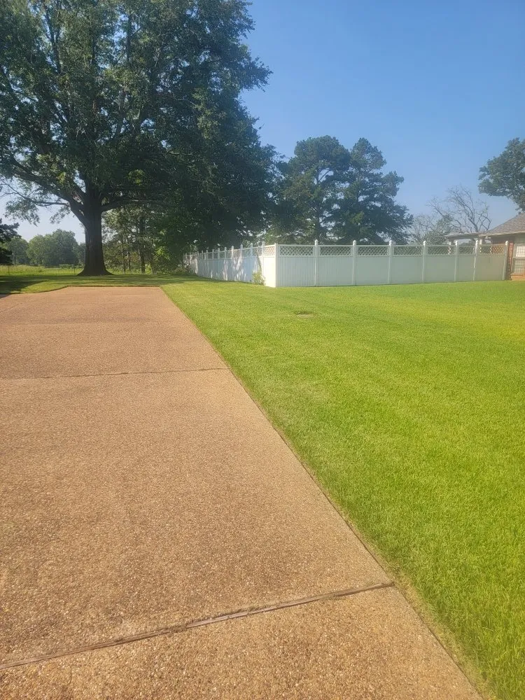 Expert garden landscaping in Tyler, TX - Junior's Lawn Mowing