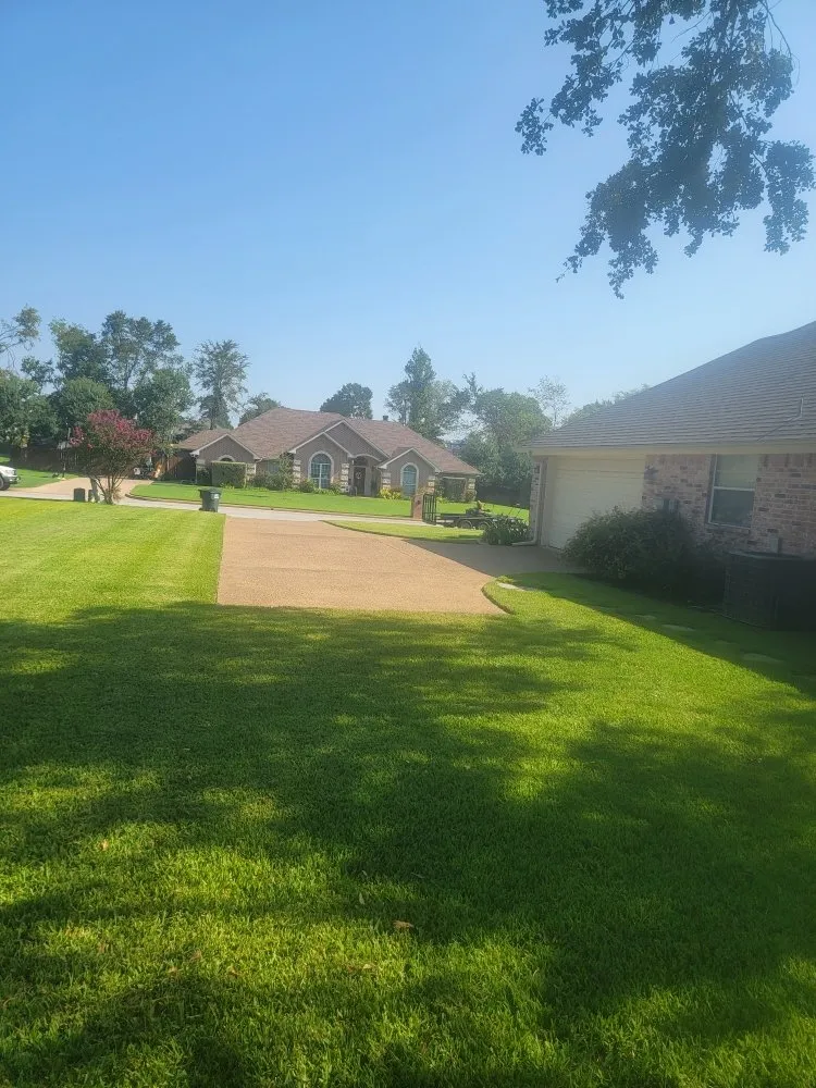 Affordable lawn mowing service experts serving Tyler, TX - Junior's Lawn Mowing