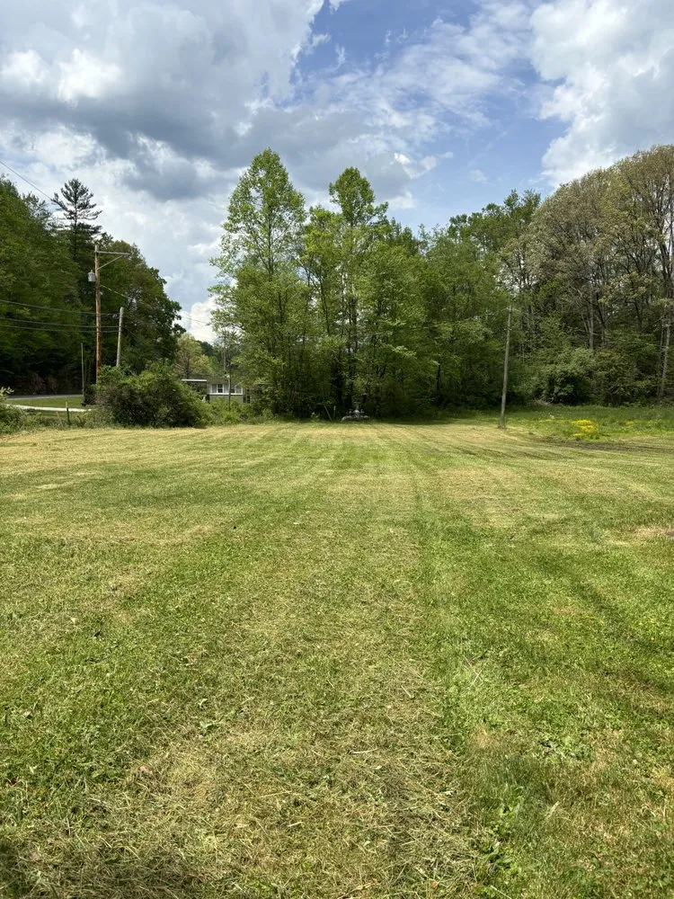 Local lawn mowing service experts serving Mount Hope, WV - Jv Lawn Care