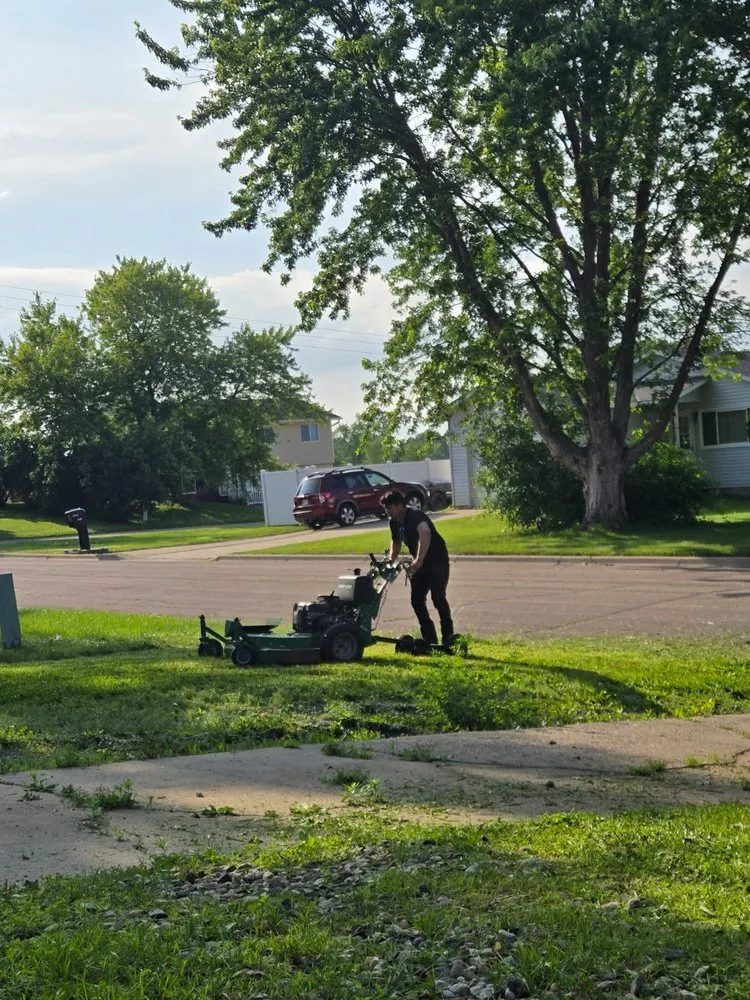 Top-rated yard maintenance experts serving Faribault, MN - J&Vida Landscaping