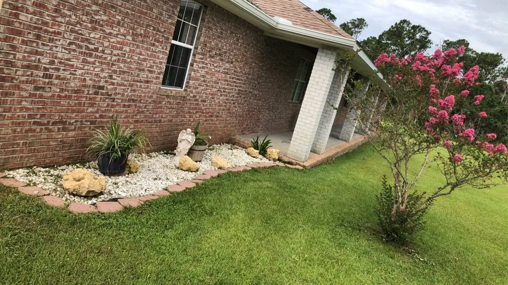 Custom yard cleanup service in Robertsdale, AL by Kaechele’s Lawn Maintenance