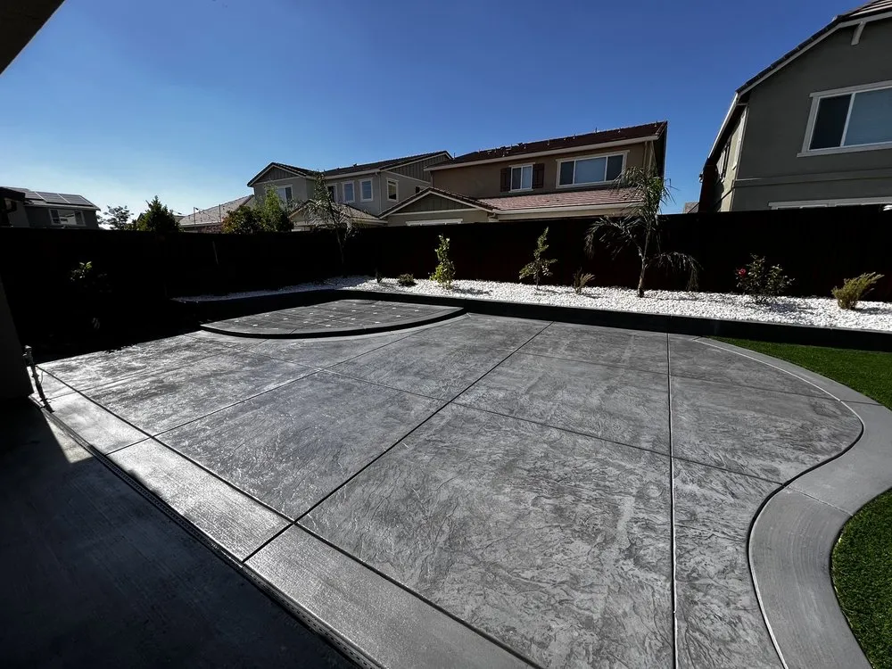 Affordable garden landscaping with custom design in Brentwood, CA by Kaide's Landscaping Development