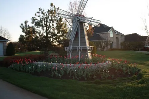 Professional garden landscaping in Hinsdale, IL by Kamin Landscaping