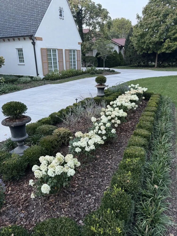 Top-rated yard cleanup service in Mission Hills, KS by Kansas City Clippers