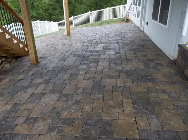 Expert yard maintenance for homes in Kansas City, MO by Kansas City Landscape & Design