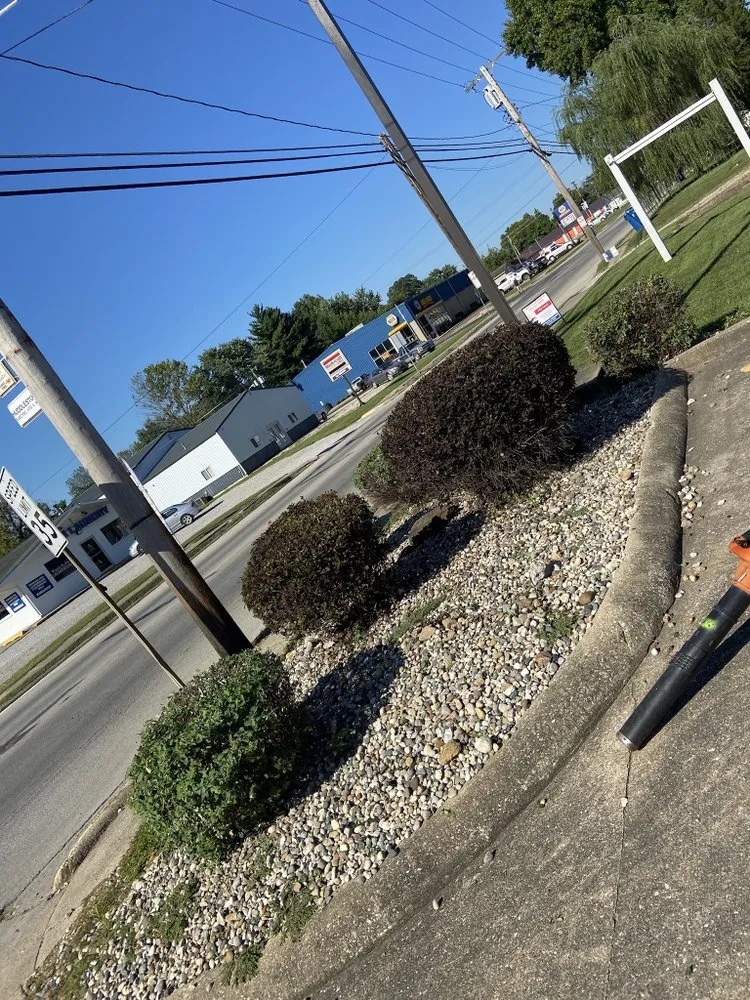 Custom yard cleanup service in Bridgeport, IL - K&B Lawncare