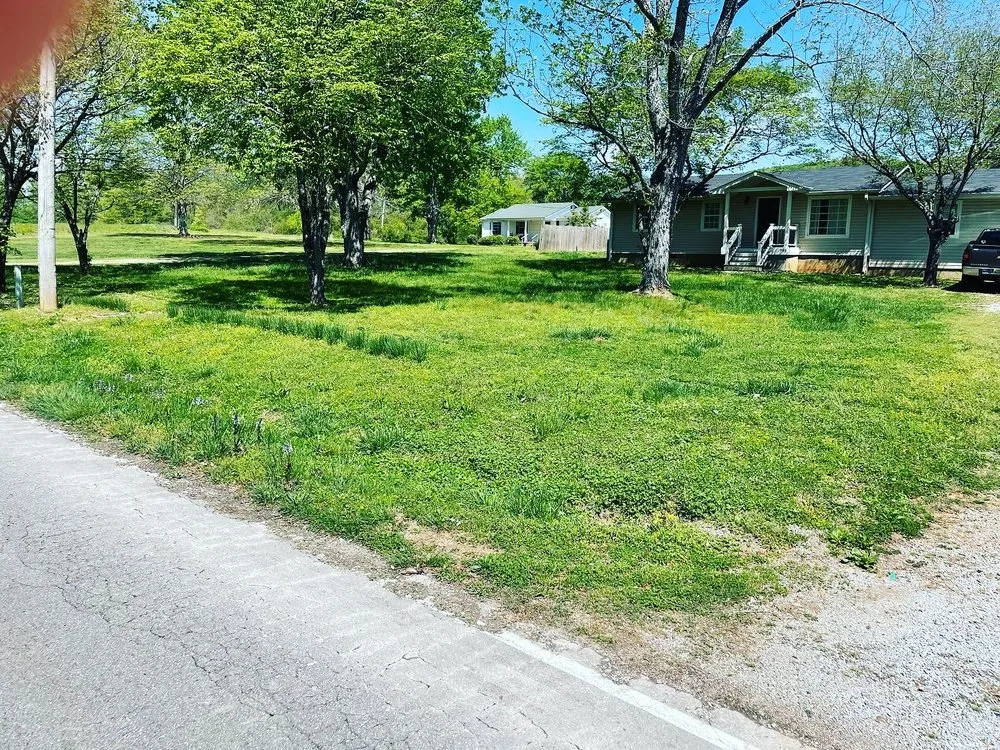 Local yard cleanup service experts serving Fayetteville, TN - Keep It Cut Landscaping