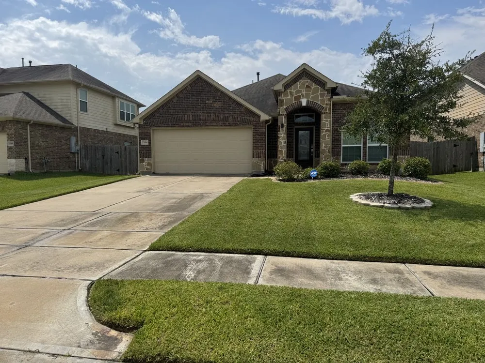 Top-rated lawn care service in Houston, TX - Keeping Grass Green Lawn Care