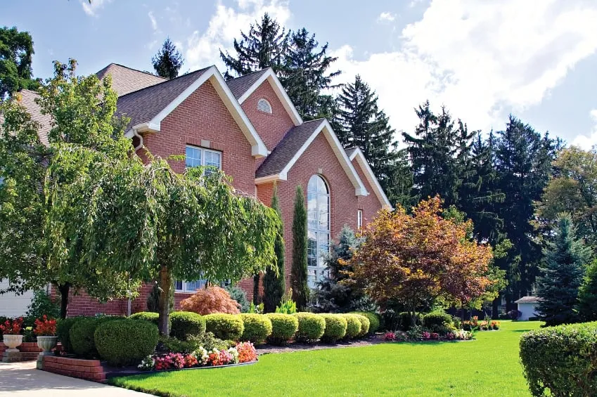 Local yard maintenance for homes across Burleson, TX - Kelly Green Lawncare