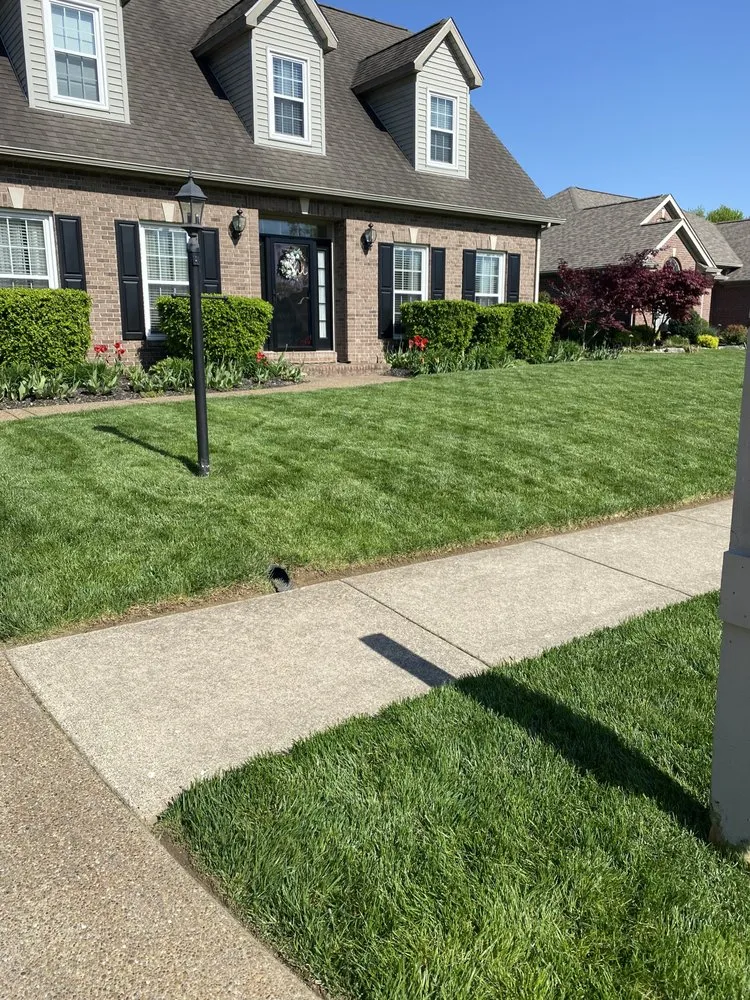 Custom lawn care service experts serving Evansville, IN - Kellygreen Lawn Maintenance