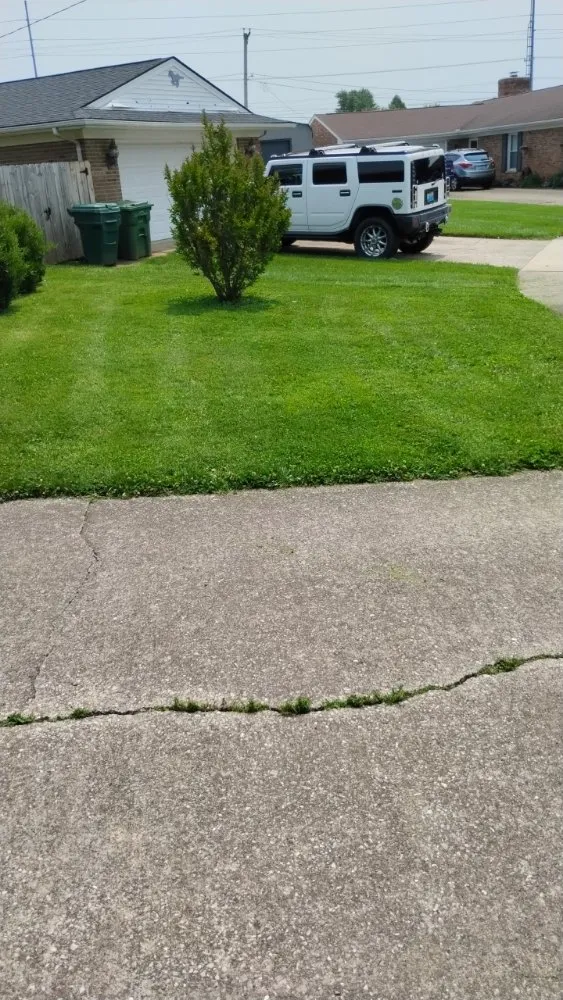 Top-rated garden landscaping in Owensboro, KY by Kelly's Lawn Care Service