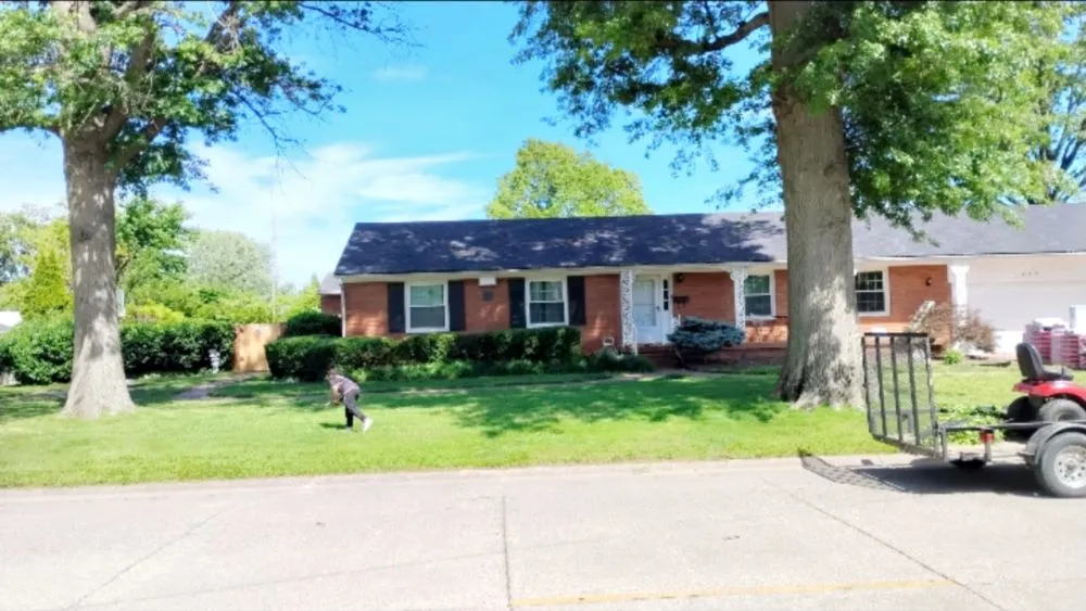 Custom lawn care service experts serving Owensboro, KY - Kelly's Lawn Care Service