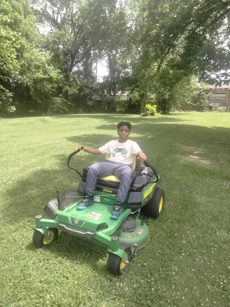 Professional lawn mowing service experts serving Texarkana, TX - Kelly's Lawn Care