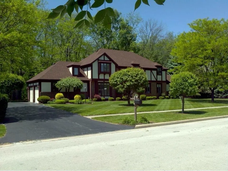 Top-rated lawn care service in Findlay, OH by Ken Silvers Residential Lawn Care