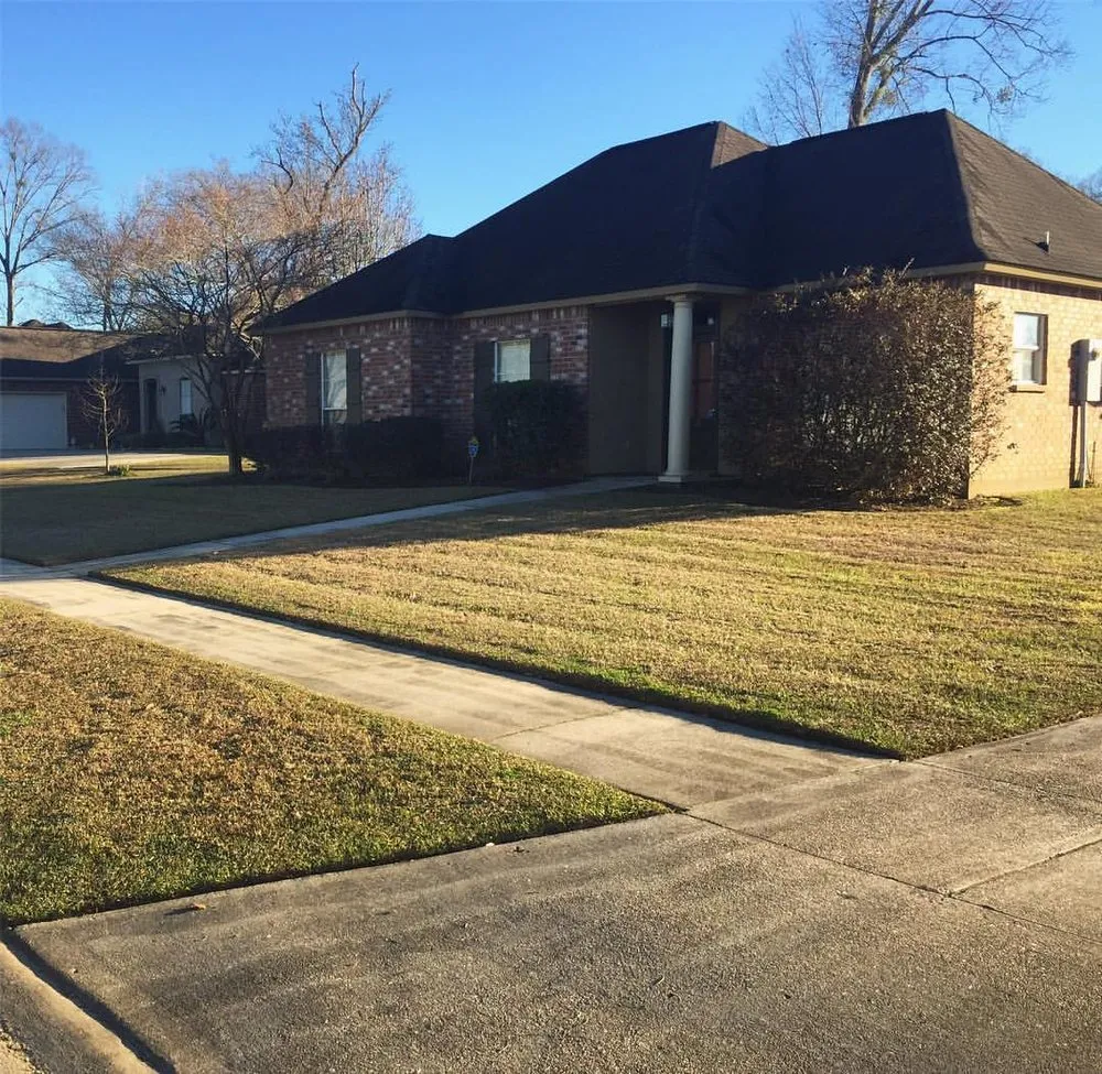 Affordable lawn mowing service in Baton Rouge, LA by Kennedy and Smith Lawns