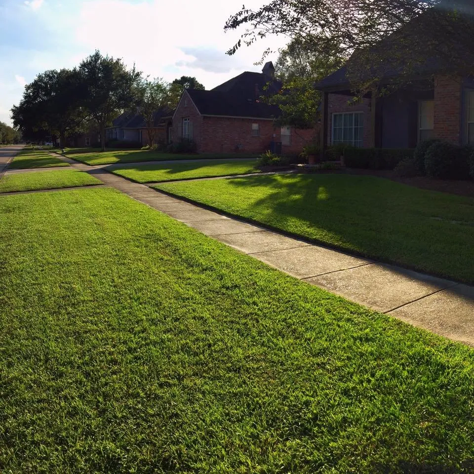 Local garden landscaping experts serving Baton Rouge, LA - Kennedy and Smith Lawns
