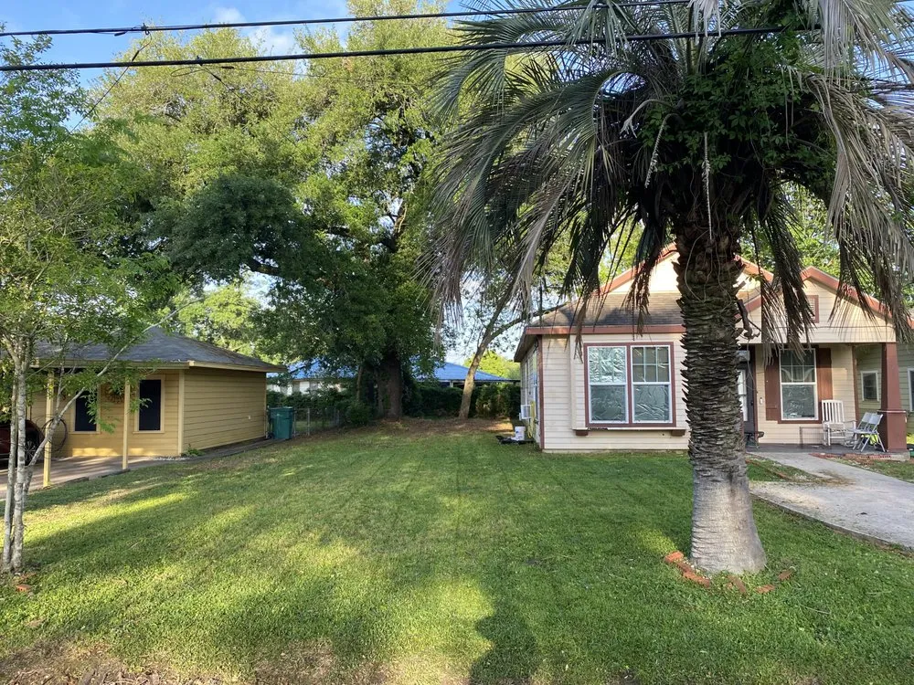 Professional lawn care service experts serving Orange, TX - Ken’s Perfect Touch