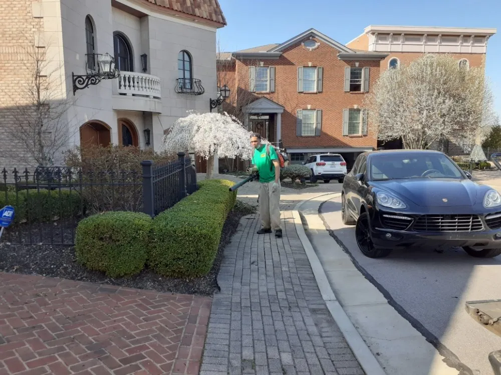 Custom yard maintenance experts serving Newport, KY - Kentucky Lawn and Leaf