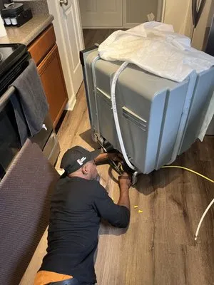 KING ELI HANDY MAINTENANCE Logo