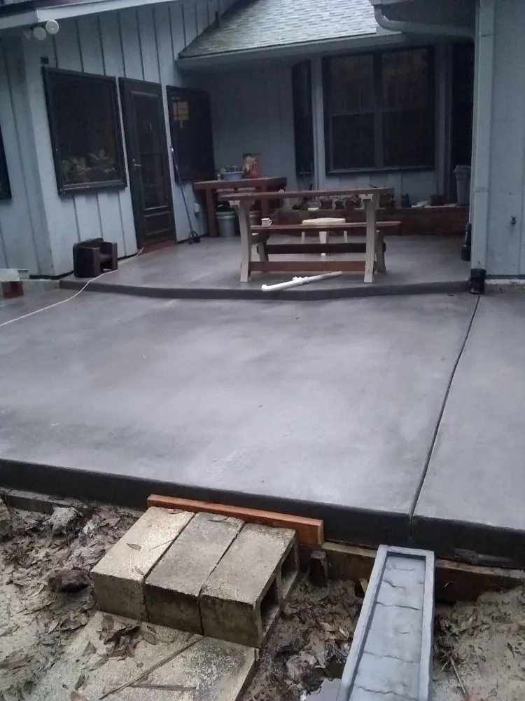 Custom lawn mowing service experts serving Deltona, FL - King Krete Lawn Service