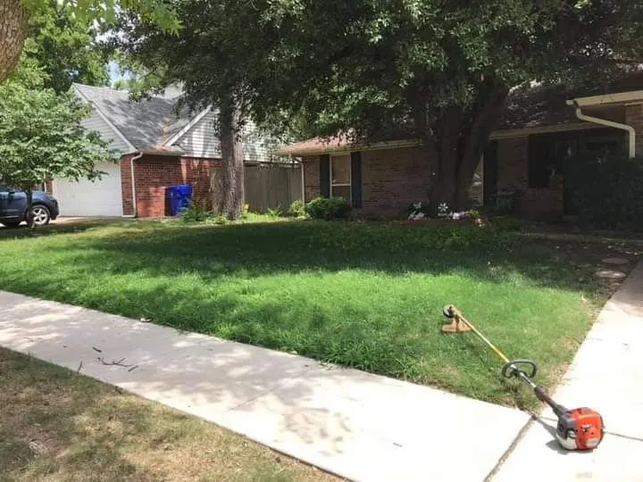 Expert lawn mowing service experts serving Oklahoma City, OK - Kings Lawncare Service