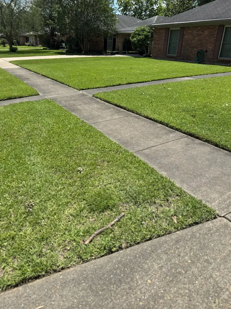 Professional residential landscaping with custom design in Lafayette, LA by Kinkades Lawn Service