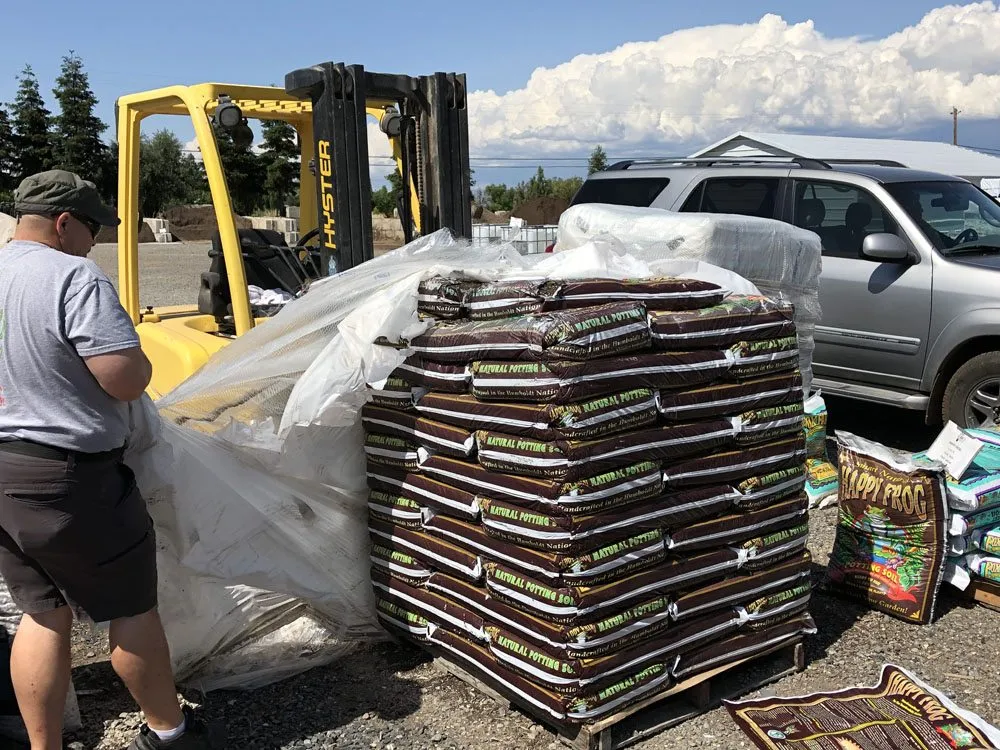 Expert yard cleanup service experts serving Vina, CA - Kinney Nursery & Topsoil