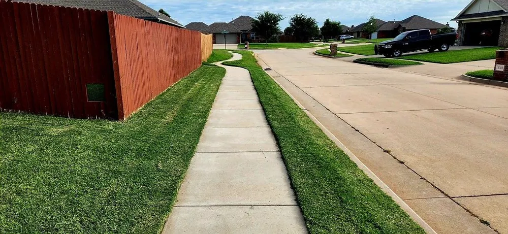 Affordable lawn mowing service in Yukon, OK - Kmoto Mowing