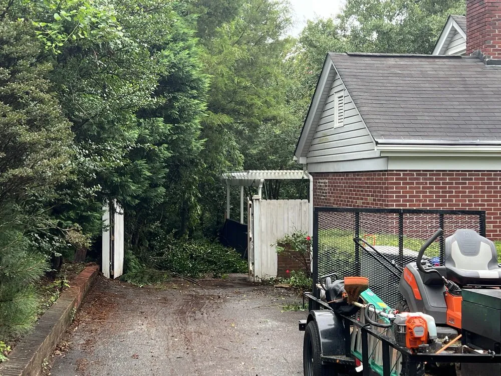 Top-rated yard cleanup service in West Columbia, SC by Kneale’s Lawncare