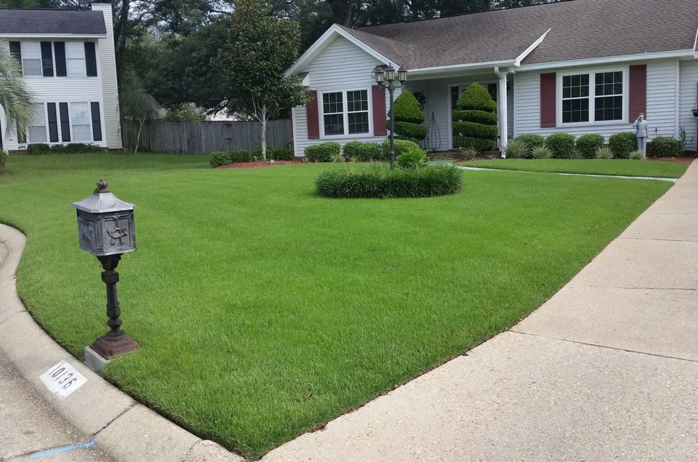 Professional yard maintenance experts serving Cantonment, FL - Knight Landscape Concepts