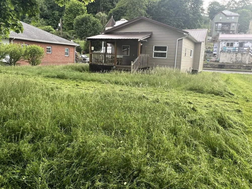 Top-rated yard maintenance in Grafton, WV by Knotts LawnCare