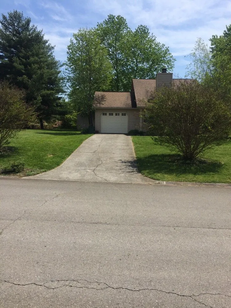 Trusted lawn care service experts serving Knoxville, TN - Knoxville Mowing Service