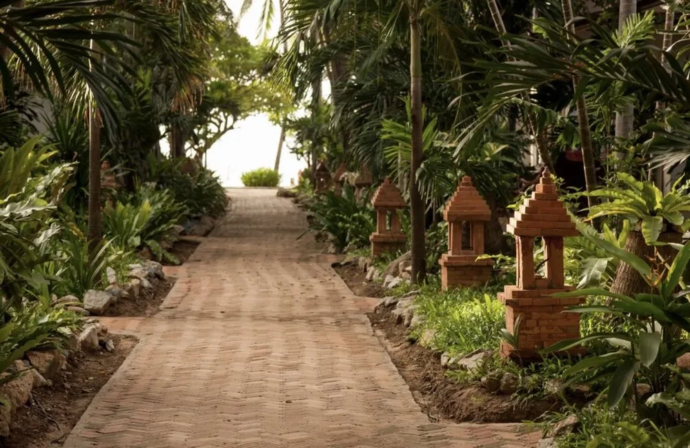 Reliable lawn care service in Kailua Kona, HI by Kona Side Gardening