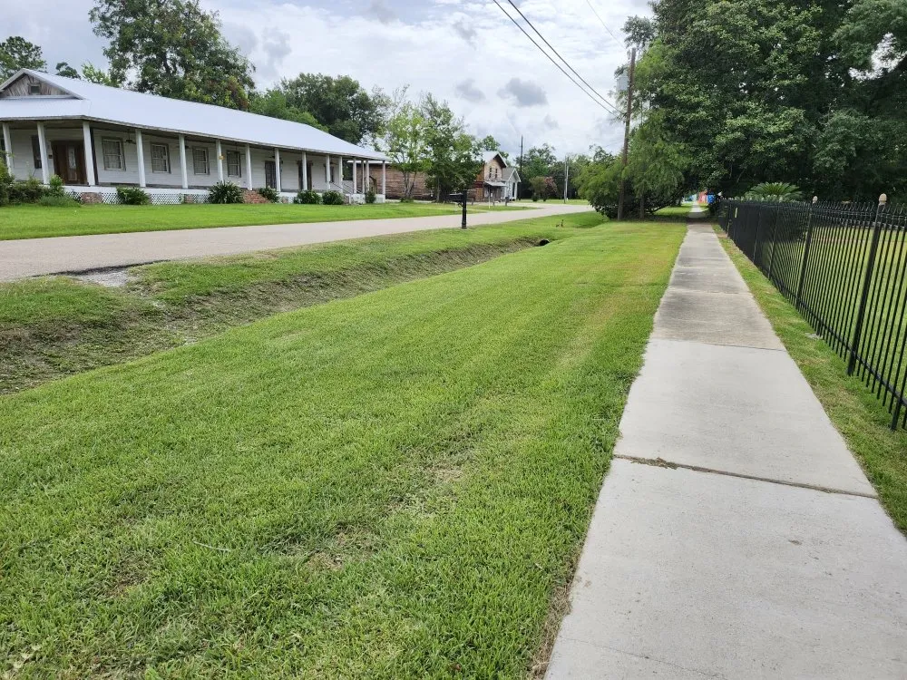 Local lawn care service experts serving Ponchatoula, LA - Kuhn Store