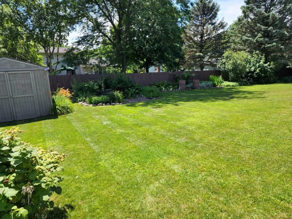 Top-rated yard maintenance in Green Bay, WI - Kuts & Edges