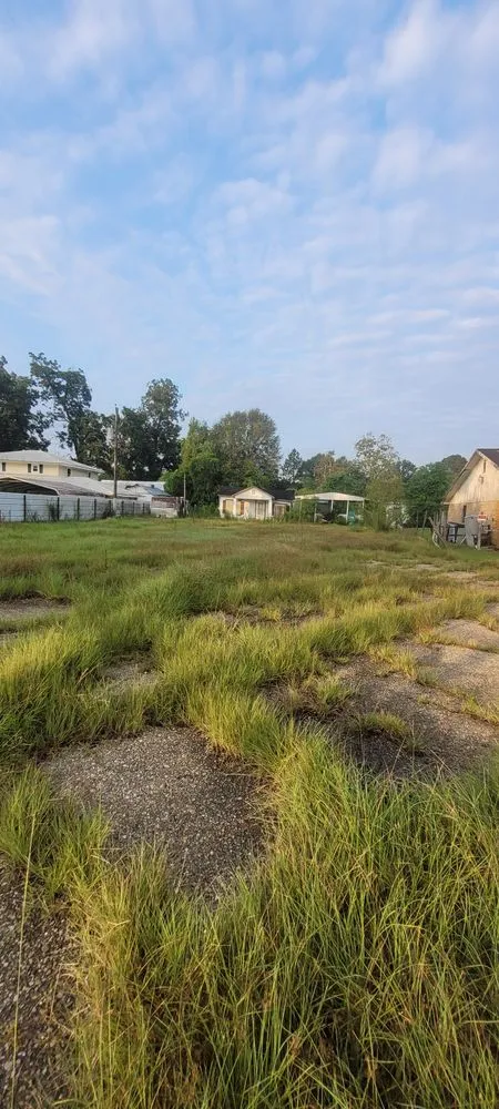 Professional landscaping services experts serving Saint Martinville, LA - Kutz By Q Lawn Service