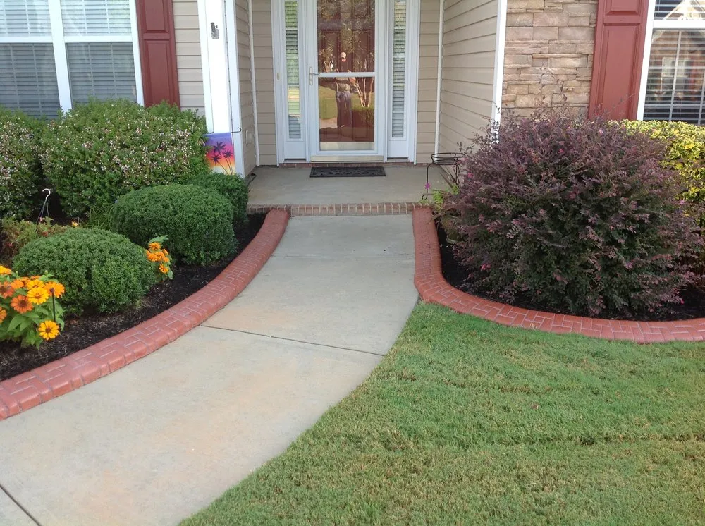 Custom lawn mowing service in Duncan, SC - Kwik Kerb