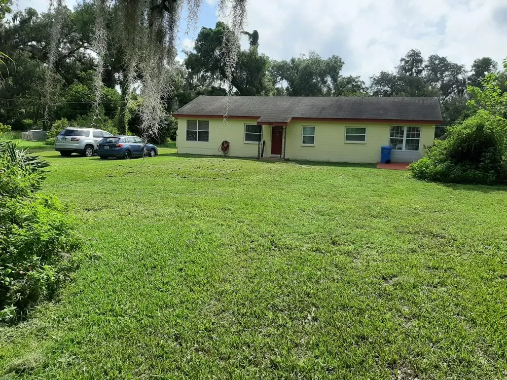 Custom garden landscaping in Gibsonton, FL by L & E Lawn Care