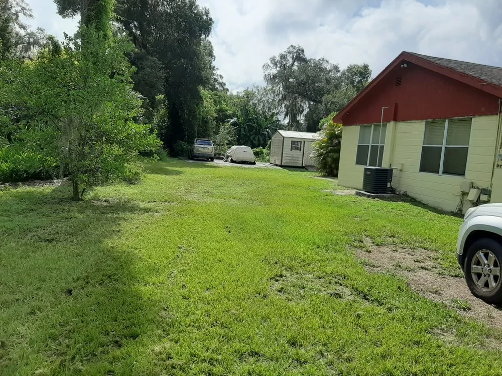 Expert lawn mowing service experts serving Gibsonton, FL - L & E Lawn Care