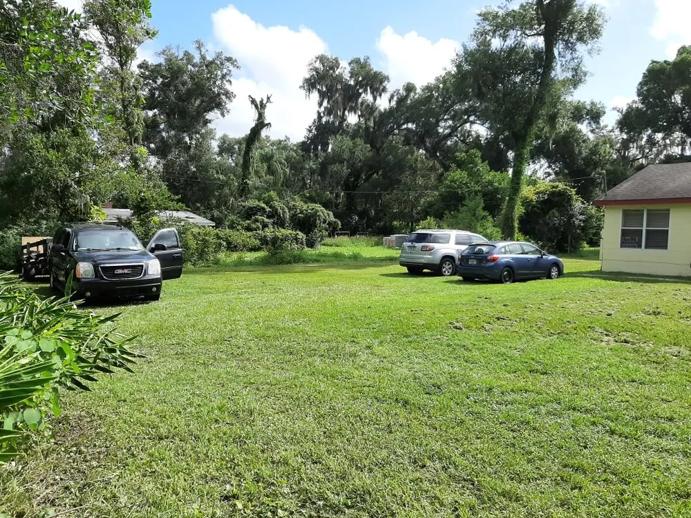 Top-rated yard cleanup service in Gibsonton, FL - L & E Lawn Care